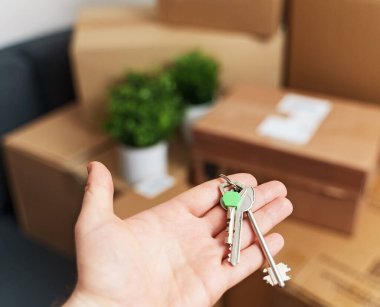 Ev anahtarıyla birlikte. Emlak ve taşınma kavramı.