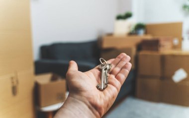 Ev anahtarıyla birlikte. Emlak ve taşınma kavramı.