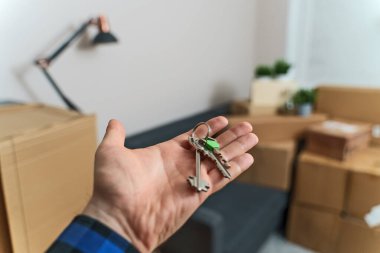 Ev anahtarıyla birlikte. Emlak ve taşınma kavramı.