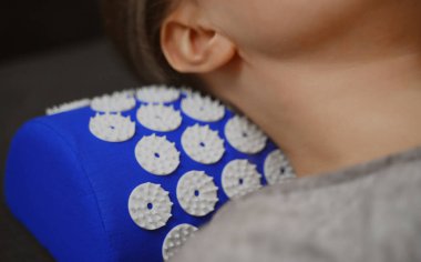 Kadın boynu için akupunktur aplikatörü kullanıyor..