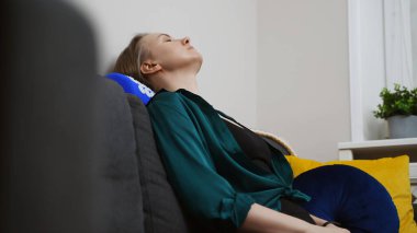 Kadın boynu için akupunktur aplikatörü kullanıyor..