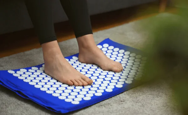 Kadın bacakları için akupunktur aplikatörü kullanıyor..