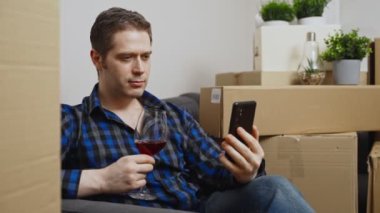 Adam yeni bir daireye taşınmayı kutluyor..