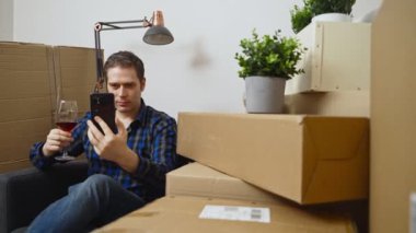 Adam yeni bir daireye taşınmayı kutluyor..