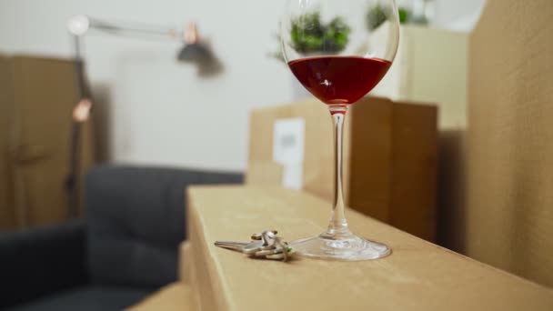 Chaves Copo Vinho Tinto Novo Apartamento — Vídeo de Stock