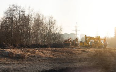 Eğlence parkının yeniden inşası. Ağır makineler çalışmaya hazır..