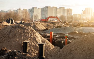 Eğlence parkının yeniden inşası. Kanalizasyon deliklerinin kurulumu.