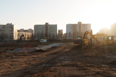 Ağır inşaat ekipmanlarıyla büyük bir şantiye..