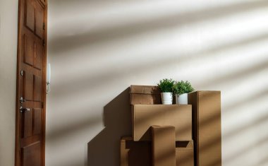 Yeni ev konsepti. Giriş kapısının yanındaki boş odada kutular..