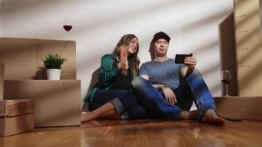 Çift yeni daireyi anlatmak için video araması yapıyor..