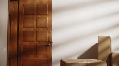 Şapkalı yakışıklı adam karton kutular getiriyor..