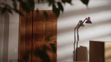 Şapkalı yakışıklı adam karton kutular getiriyor..