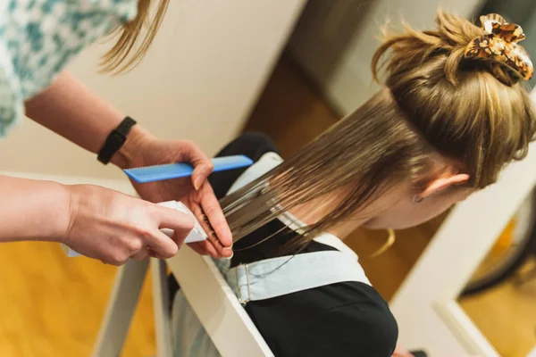 Moeder Knipt Haar Dochter Met Een Tondeuse Thuis — Stockfoto