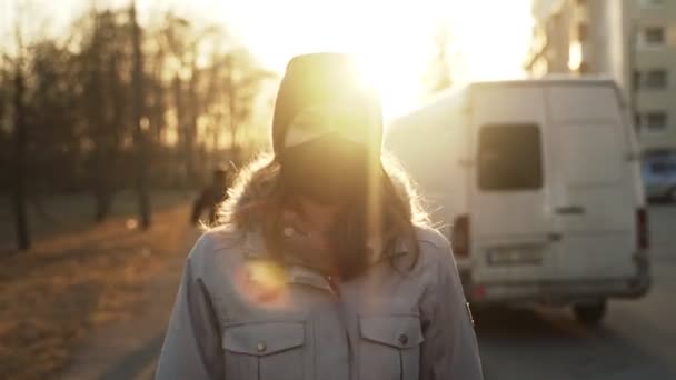 Femme Masquée Marchant Jour Printemps Ensoleillé — Video