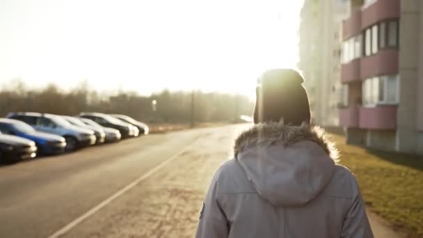 Femme Manteau Marche Sur Jour Printemps Ensoleillé — Video