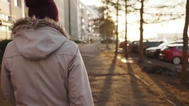 Mujer Con Abrigo Camina Soleado Día Primavera — Vídeo de stock