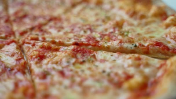 Traditionell Italiensk Margherita Pizza Med Mozzarellaost — Stockvideo