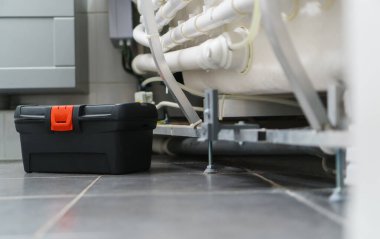 Su masajlı küvet boru sisteminin yanındaki alet çantası..