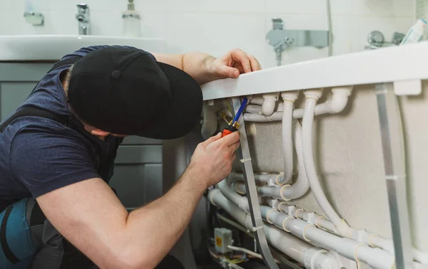 Hombre Instalando Sistema Tubería Bañera Con Hidromasaje — Foto de Stock