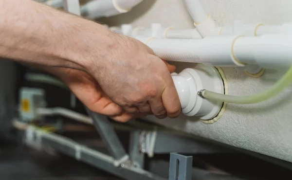 Homem Instalando Sistema Tubulação Banheira Com Hidromassagem — Fotografia de Stock