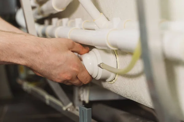 Man Installatie Van Pijp Systeem Van Bad Met Hydromassage — Stockfoto