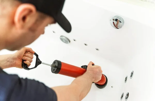 Plumber Unclogging Bathtub Professional Force Pump Cleaner — Stock Photo, Image