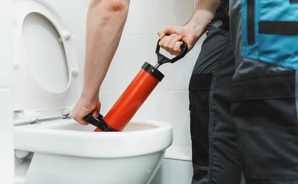 専門的な力ポンプクリーナーと配管の目詰まりのないトイレ — ストック写真