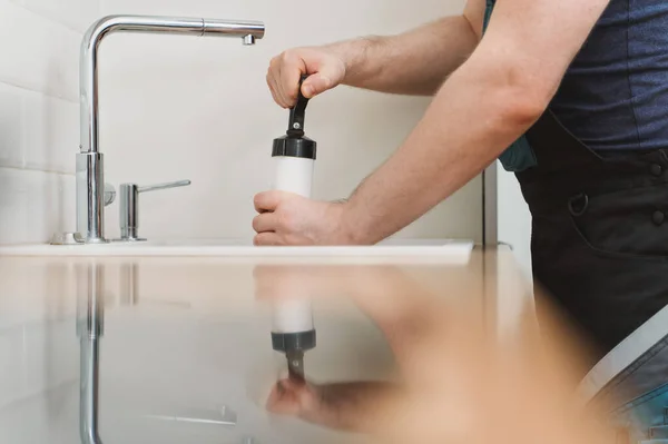 Fontanero Destapando Fregadero Cocina Con Limpiador Bomba Fuerza Profesional — Foto de Stock