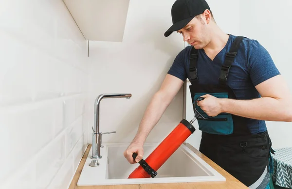 Fontanero Destapando Fregadero Cocina Con Limpiador Bomba Fuerza Profesional — Foto de Stock