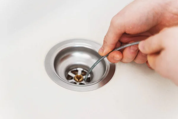 Υδραυλικός Χρησιμοποιώντας Φίδι Αποχέτευσης Για Αποφράξει Νεροχύτη Κουζίνα — Φωτογραφία Αρχείου