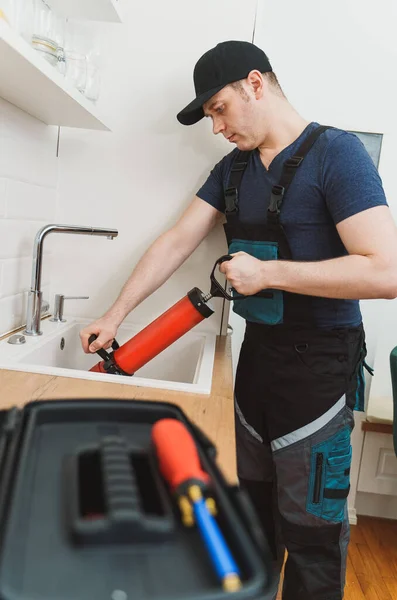 Fontanero Destapando Fregadero Cocina Con Limpiador Bomba Fuerza Profesional — Foto de Stock