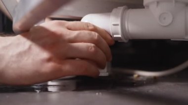 Musluk sökücü banyo tuzağı kadın saçlarıyla tıkanmış..