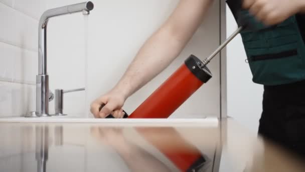 Installateur Unclogging Küche Spüle Mit Professionellen Kraft Pumpe Reiniger — Stockvideo