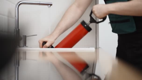 Installateur Unclogging Küche Spüle Mit Professionellen Kraft Pumpe Reiniger — Stockvideo