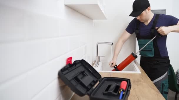 Loodgieter Ontstoppen Keuken Spoelbak Met Professionele Kracht Pomp Cleaner — Stockvideo