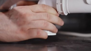 Musluk sökücü banyo tuzağı. Yakın çekim görünümü.