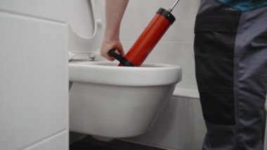Profesyonel güç pompası temizleyicisiyle tıkanan tuvaleti açıyorum..