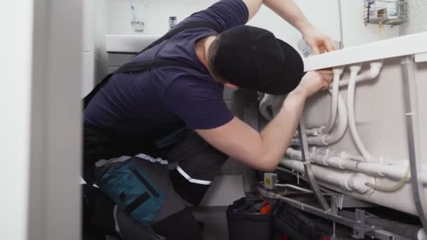 Homem Instalando Sistema Tubulação Banheira Com Hidromassagem — Vídeo de Stock