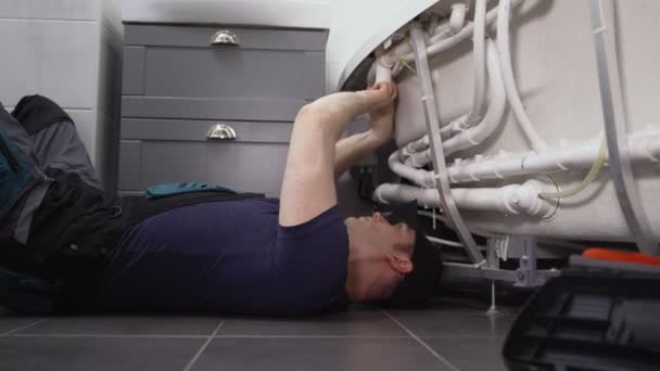 Homem Instalando Sistema Tubulação Banheira Com Hidromassagem — Vídeo de Stock