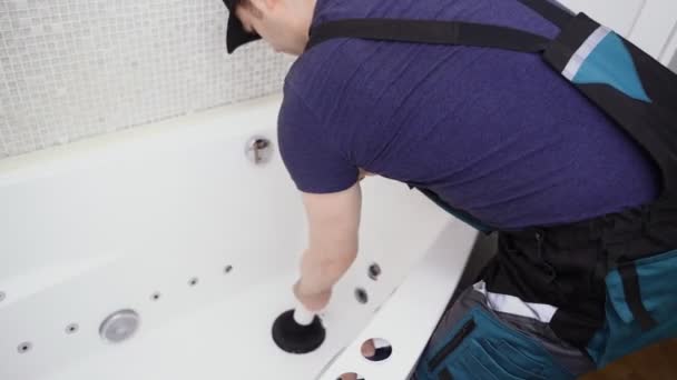 Klempner Unclogging Badewanne Mit Professionellen Kraft Pumpe Reiniger — Stockvideo