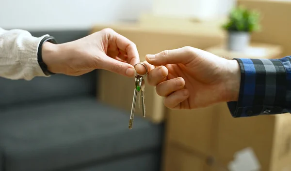 Broker Gives Keys Client — Stock Photo, Image