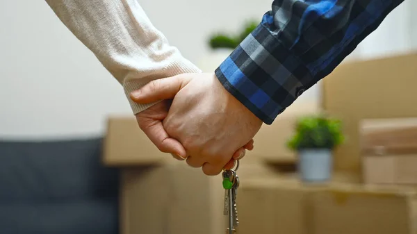 Familienpaar Hält Umzugstag Schlüssel Für Neues Zuhause Der Hand — Stockfoto