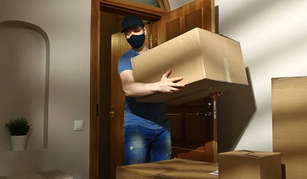 Kapüşonlu Maskeli Adam Karton Kutular Getiriyor — Stok fotoğraf