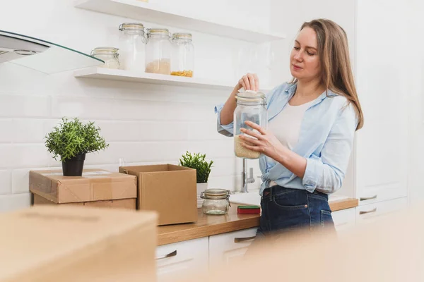 Woman Arranges Kitchen Utensils Moving New Apartment — Stock Photo, Image