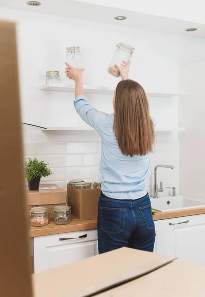 Woman Arranges Kitchen Utensils Moving New Apartment — Stock Photo, Image