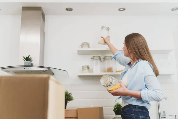 Mulher Arranja Utensílios Cozinha Depois Mudar Para Novo Apartamento — Fotografia de Stock