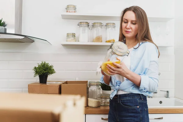 Woman Arranges Kitchen Utensils Moving New Apartment — Stock Photo, Image