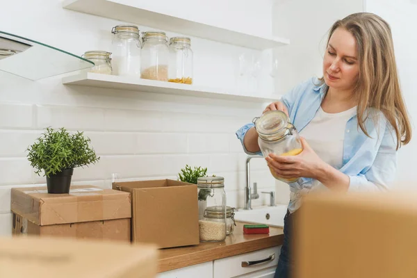 Mulher Arranja Utensílios Cozinha Depois Mudar Para Novo Apartamento — Fotografia de Stock