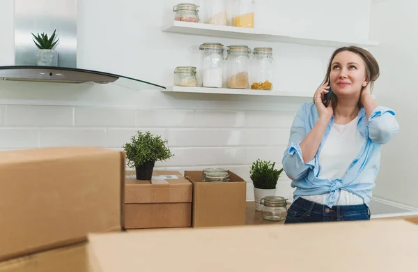 Woman Speaking Phone Moving New Flat — Stock Photo, Image