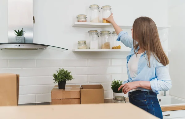 Woman Arranges Kitchen Utensils Moving New Apartment — Stock Photo, Image